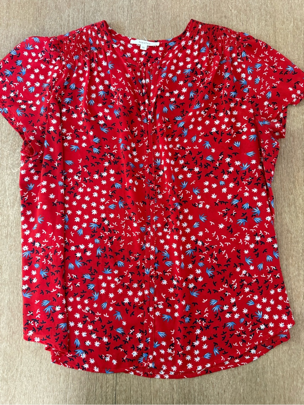 Patriotic Red Floral Short-Sleeve Women's Blouse - perfect for 4th of July 🇺🇸